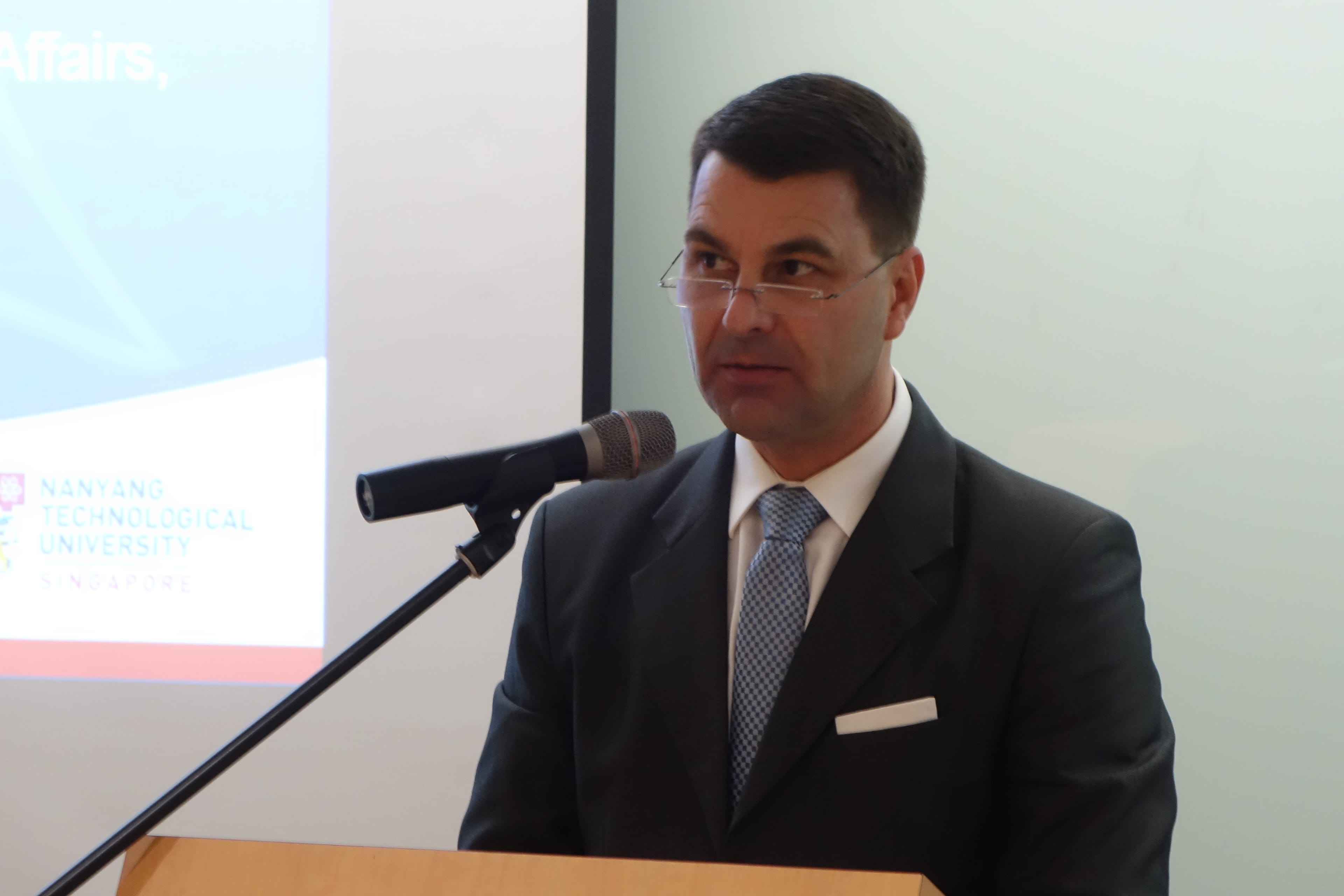 Австрийский дипломат уволен за слив данных о расследовании по «Новичку» информатору спецслужб России Яну Марселеку