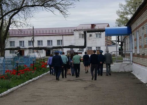 Прокуратура проверит информацию о десятках заключенных, вскрывших вены в калужской ИК-3. Во ФСИН ее назвали недостоверной