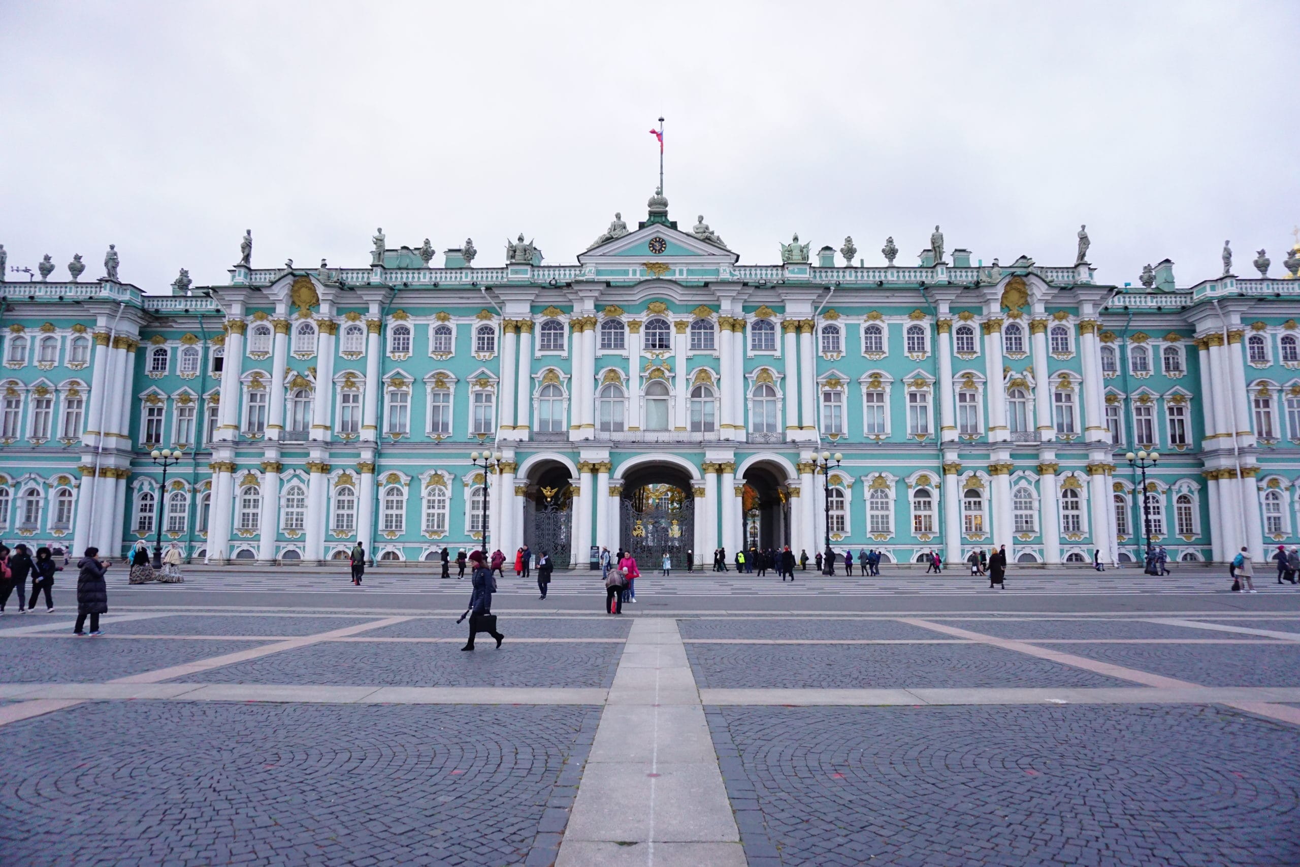 Сотрудник Эрмитажа, сломавший посетителю нос, оказался замглавы отдела музея «Главный штаб»