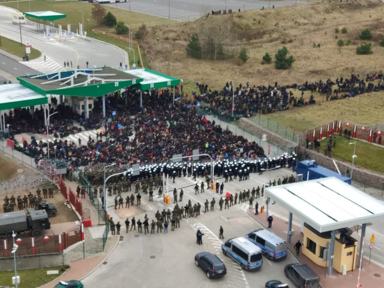 Сотни мигрантов сломали забор на польско-белорусской границе и подошли к пункту пропуска «Брузги». Власти Польши ожидают штурма