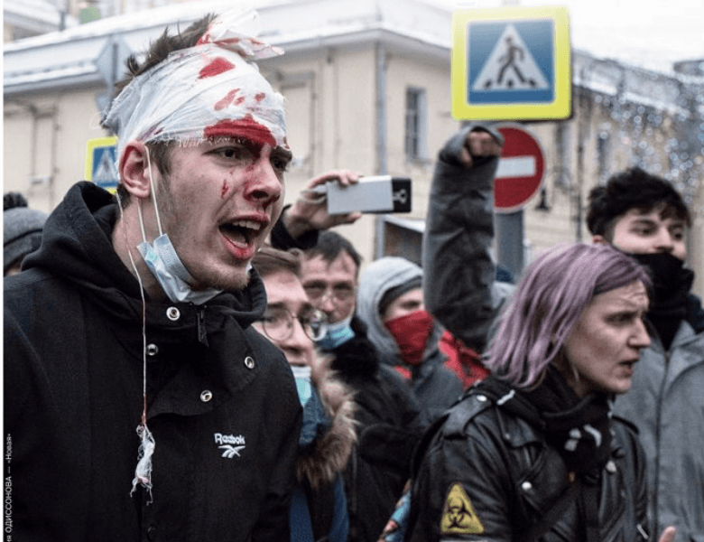 17-летнему москвичу запросили 4,5 года по делу о применении насилия к нацгвардейцу на митинге 23 января