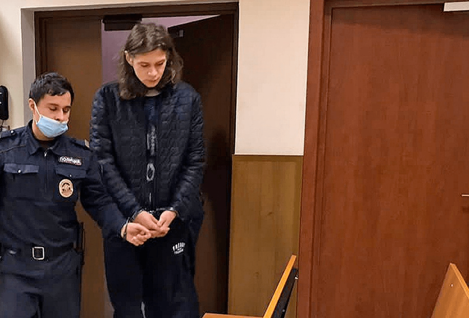 «Это политическая история». Пять следователей, судья и LifeNews за 3 дня отправили в СИЗО 19-летнего москвича за «реабилитацию нацизма»