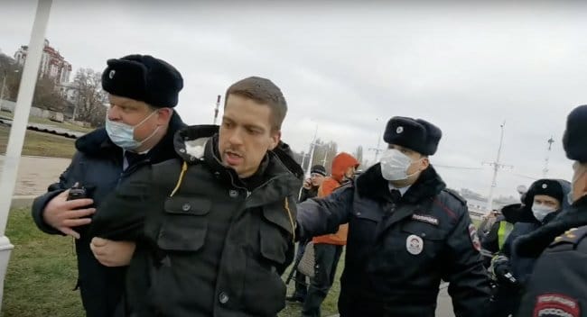 В Воронеже полиция задержала активистов во время записи видеообращения против QR-кодов