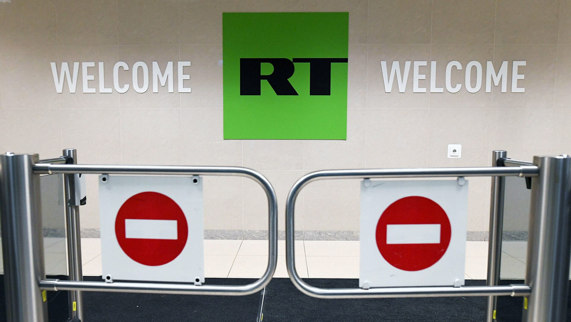 Роскомнадзор  пригрозил YouTube полной блокировкой в РФ из-за удаления каналов RT