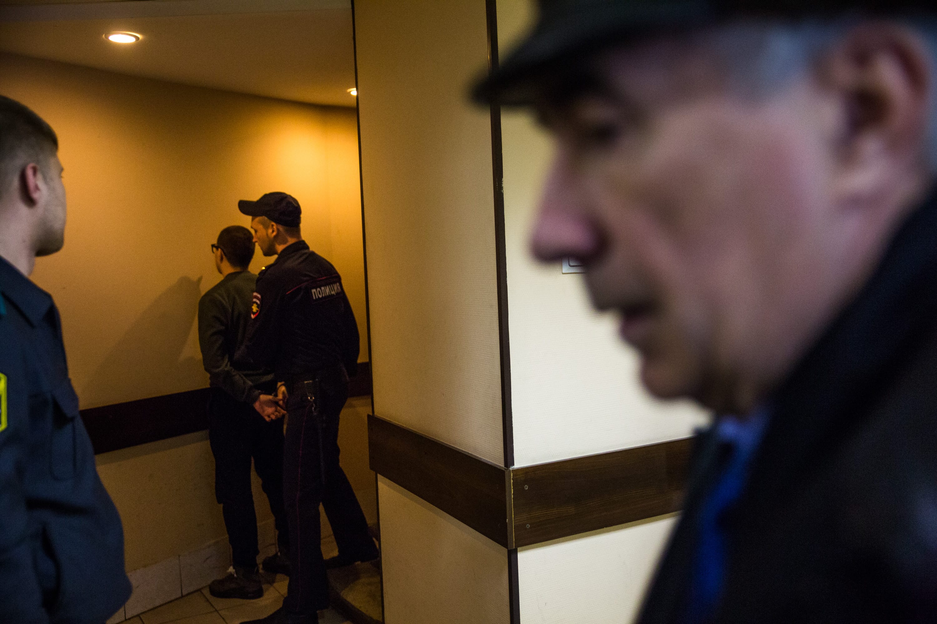 «По 12 часов смотрю в стену». Осужденного по делу «Сети» Виктора Филинкова четыре месяца заставляют сидеть в пустой «одиночке»