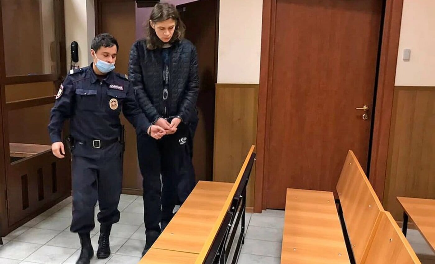 Подросток, помочившийся на портрет ветерана, осужден на 4 года колонии