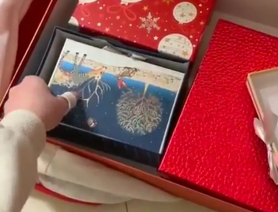 «Красный квадрат», снимающий передачи для 1-го канала, раздал онкобольным детям пустые коробки вместо новогодних подарков