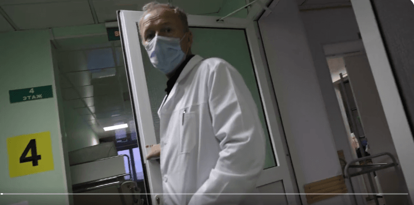 Замглавврача сургутской больницы напал на журналистов «Новой газеты». Они делали репортаж о самоубийствах медсестер