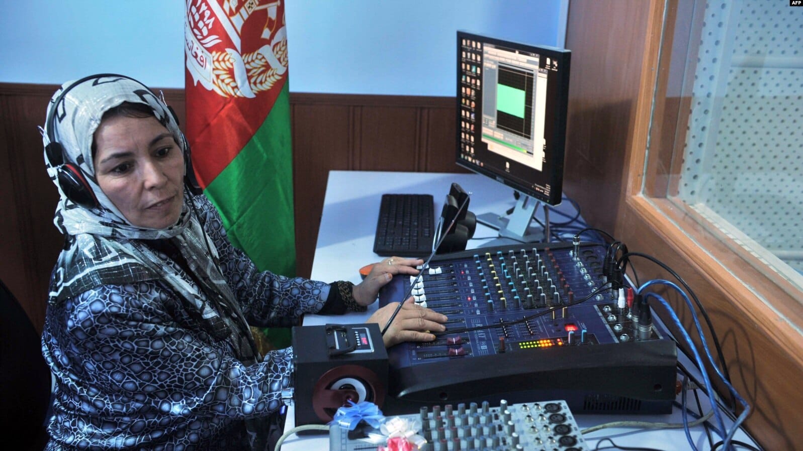 Афганская радиостанция, где работают 11 женщин, возобновила вещание. Женские голоса на радио в стране пока не запретили 