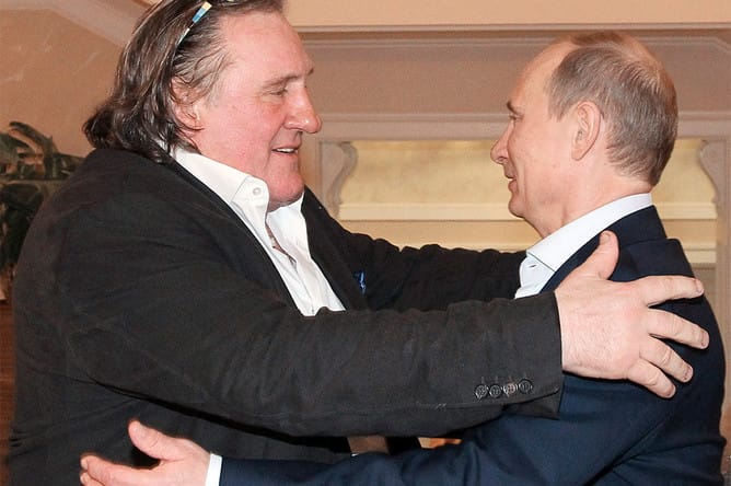 Жерар Депардье, получивший несколько лет назад паспорт РФ, выступил против войны с Украиной