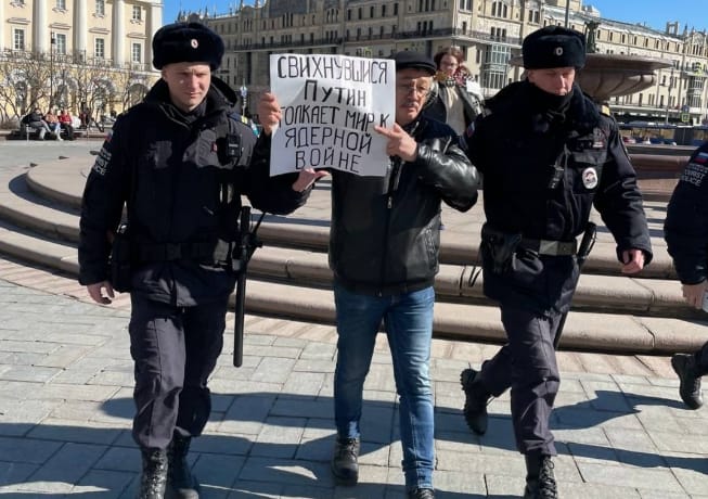 В Москве на антивоенном пикете задержан член совета ПЦ «Мемориал» Олег Орлов