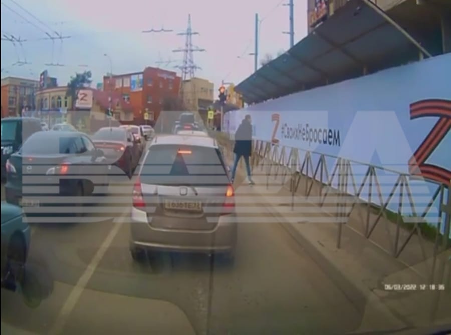 Лозунги «Нет войне» и плевок в букву Z. Активистов из Краснодара и Тулы оштрафовали за «дискредитацию Вооруженных сил РФ»