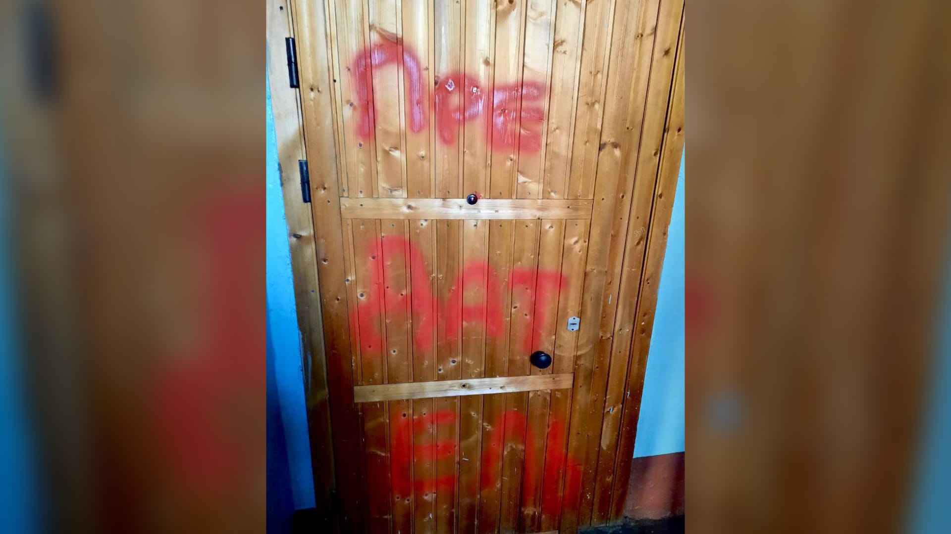 В Петербурге на двери координатора движения «Весна» появилась надпись «предатель»