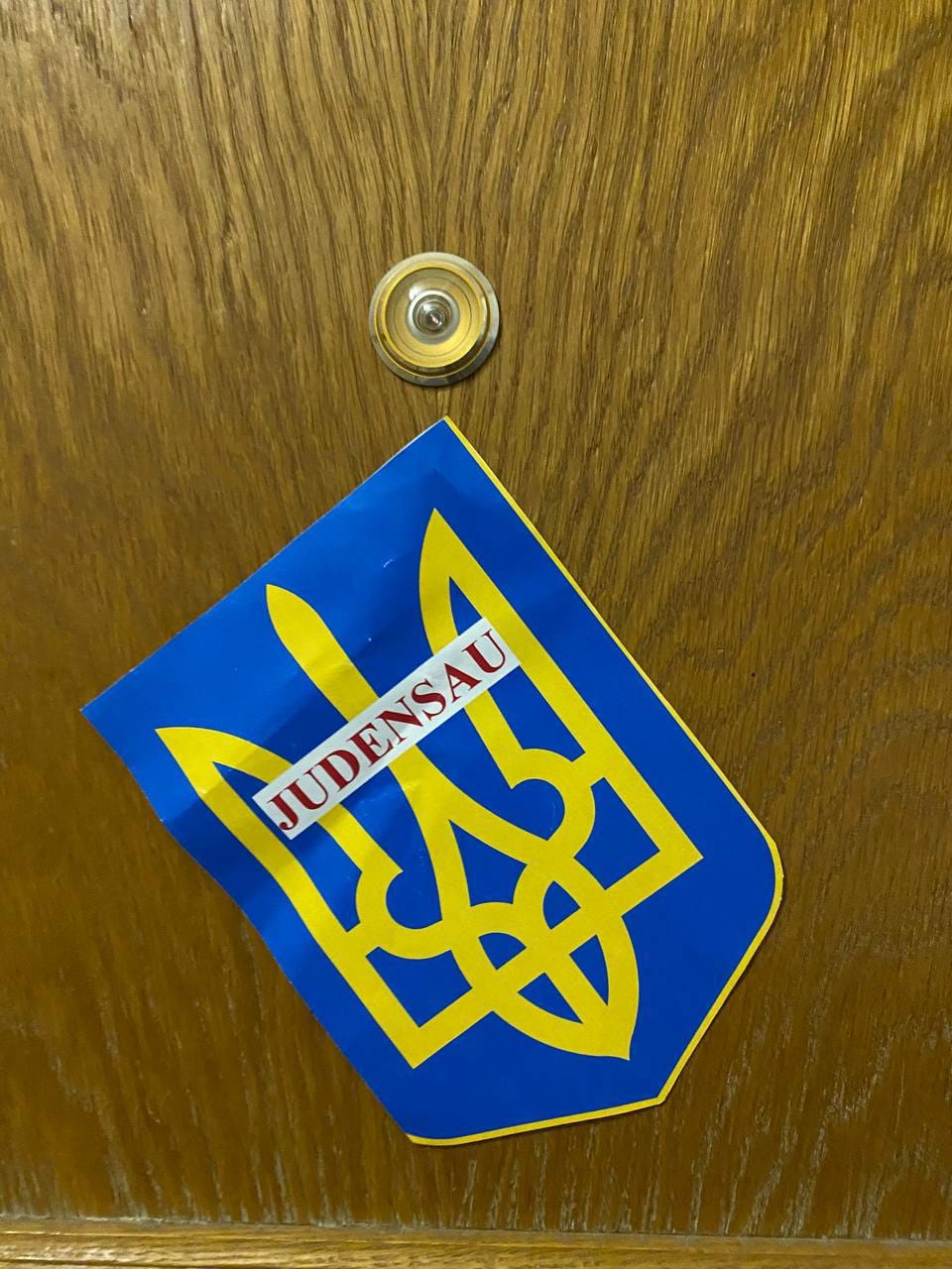 Под дверь квартиры Алексея Венедиктова подкинули свиную голову в парике и повесили на дверь герб Украины c антисемитской надписью 