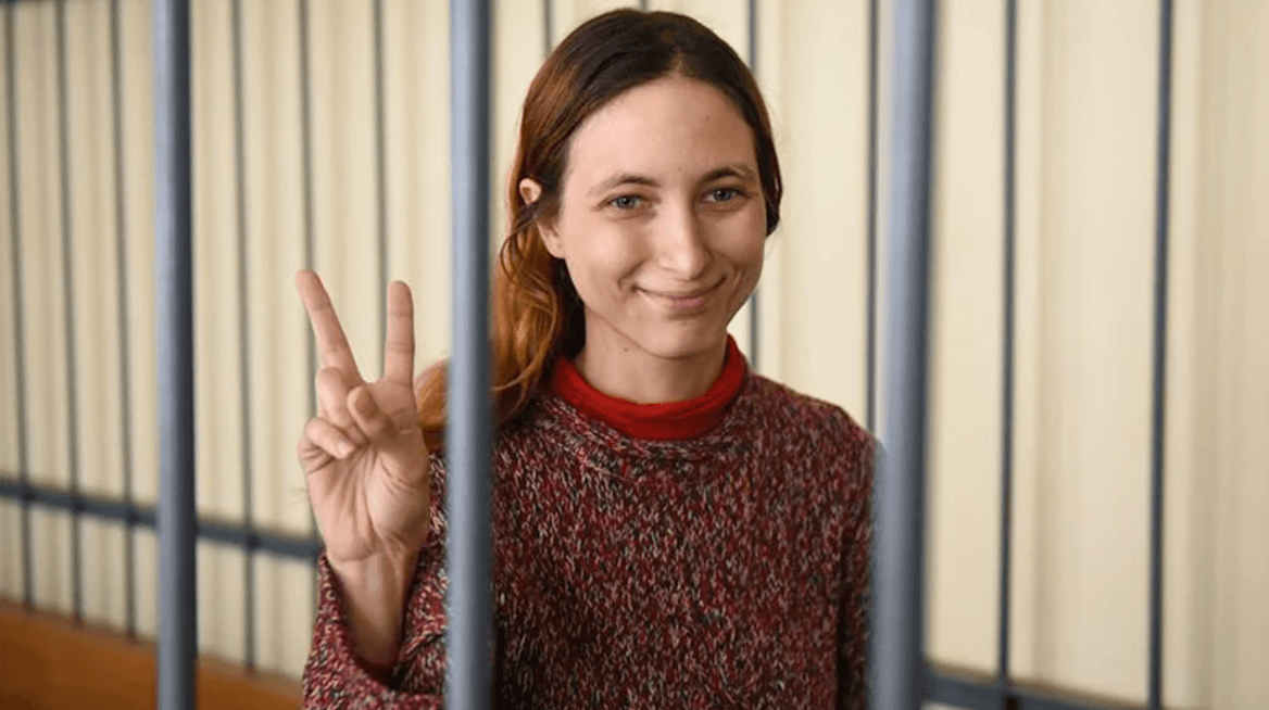 «У моих обвинителей есть власть и деньги, а у меня — доброта, эмпатия и реальная любовь». Художница Саша Скочиленко написала письмо из СИЗО 