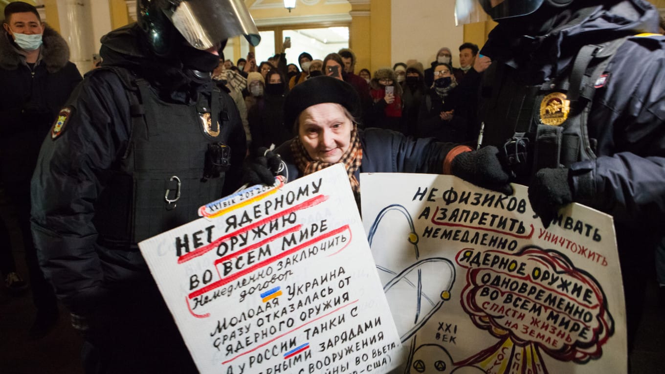 В Петербурге неизвестные напали на 76-летнюю художницу Елену Осипову. У нее из рук вырвали антивоенные плакаты