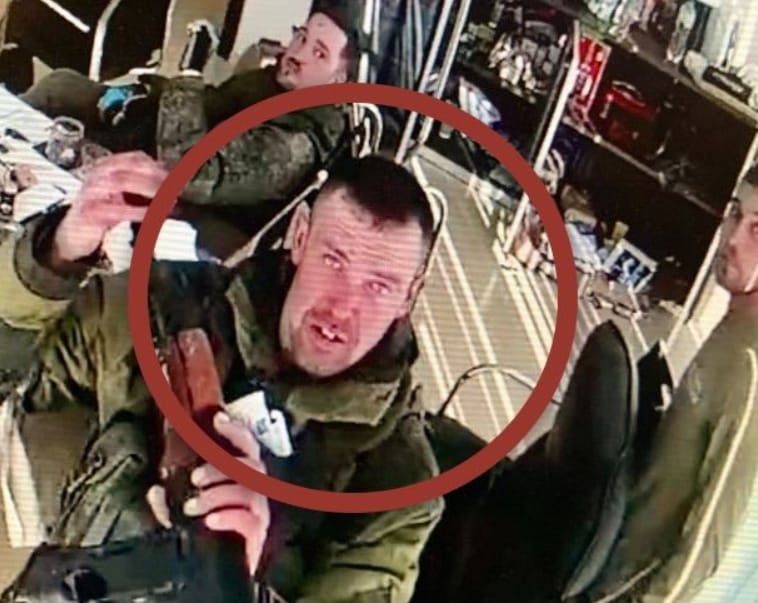 «Важные истории» установили личность военного РФ, присутствовавшего при убийстве мирных жителей под Киевом. Видео преступления показал CNN
