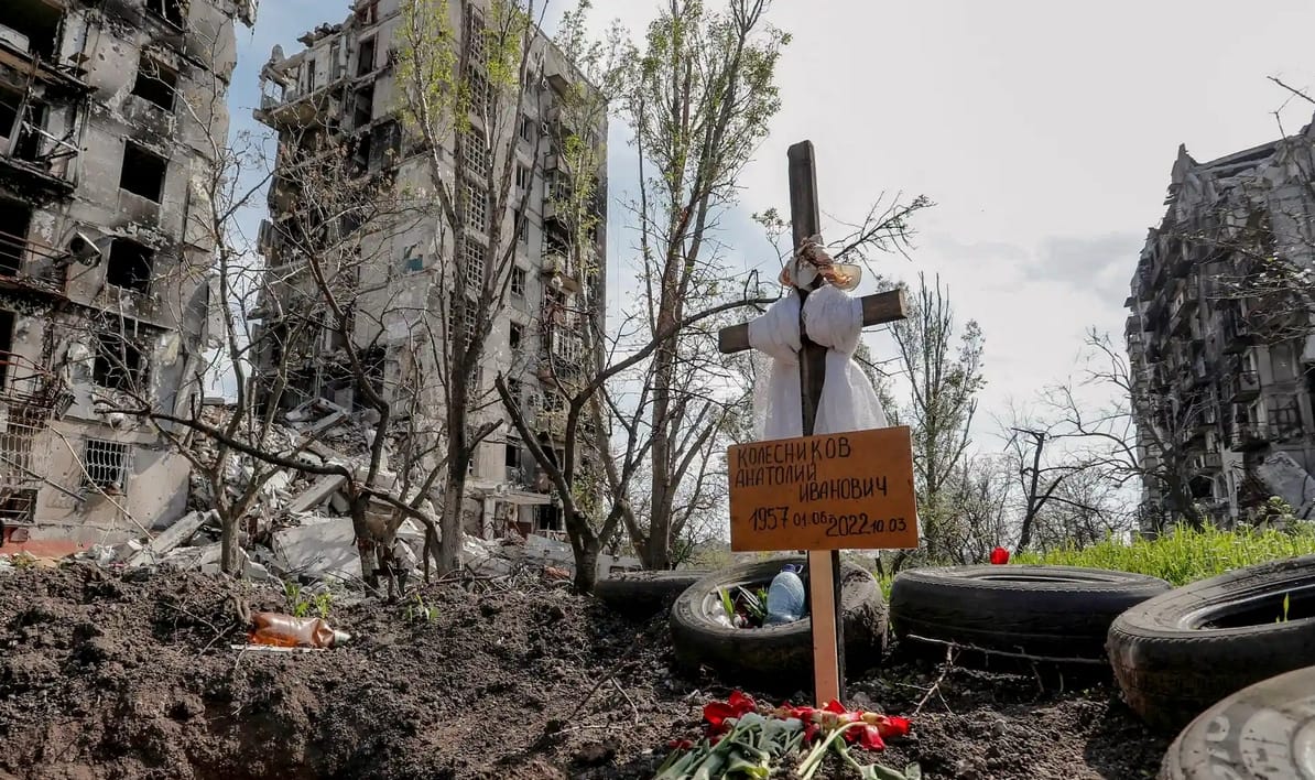 The Guardian: десятки тысяч украинцев ищут пропавших в Мариуполе родственников, чтобы их похоронить