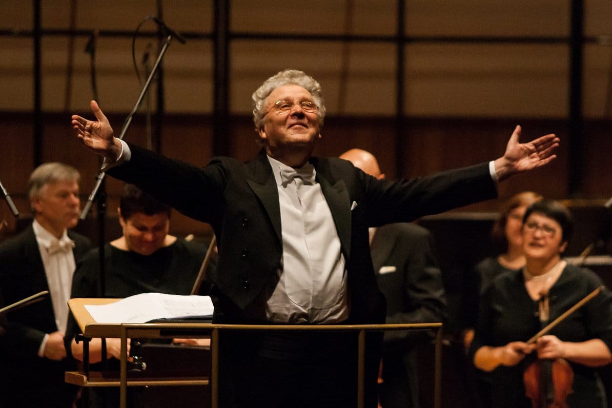 В Петербурге отменили концерт дирижера Василия Синайского, который высказывался против войны в Украине