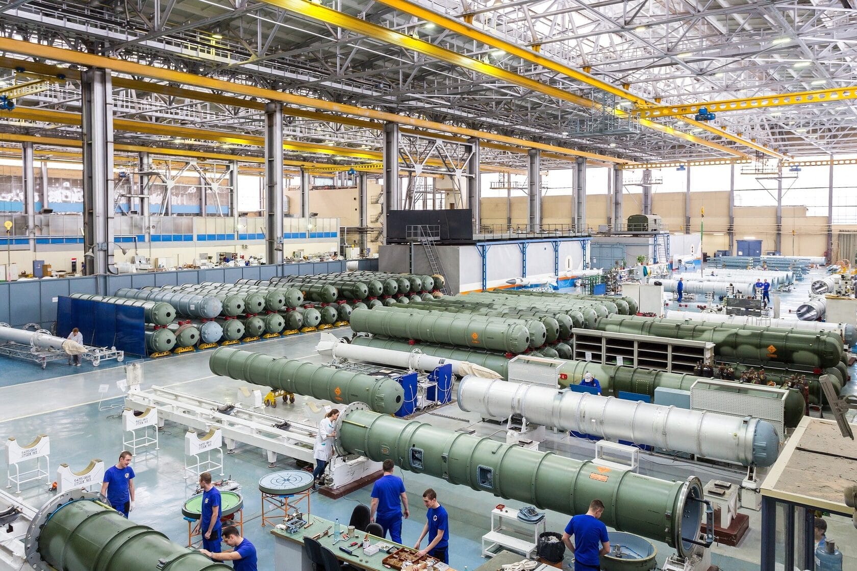 Оборонные предприятия России во время войны в Украине начали работать в трехсменном режиме