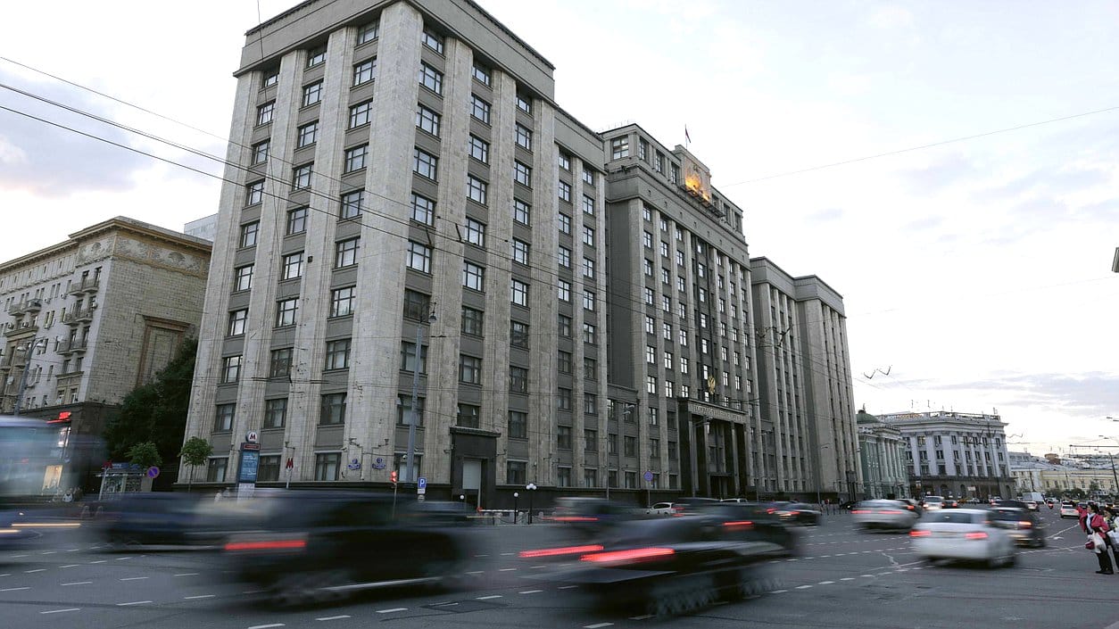 Помощникам депутатов «порекомендовали» не выезжать за рубеж — «Ведомости»