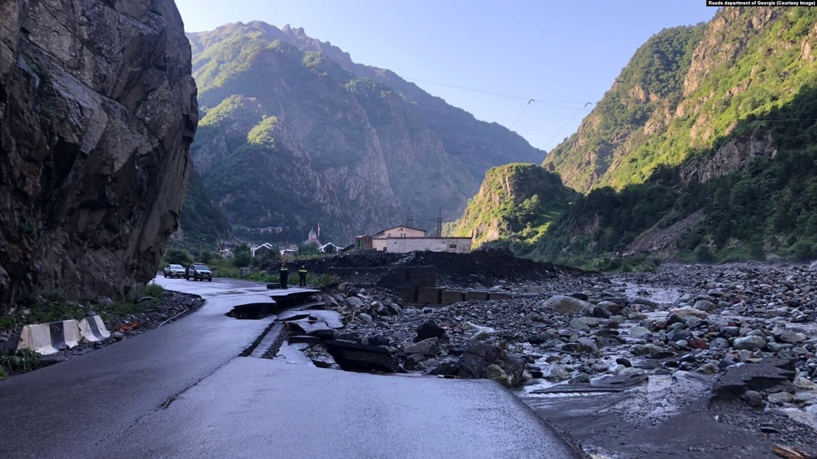 Грузия временно закрывает сухопутную границу с Россией