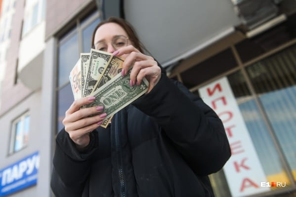 За последние три месяца россияне купили валюты на рекордные 400 млрд рублей