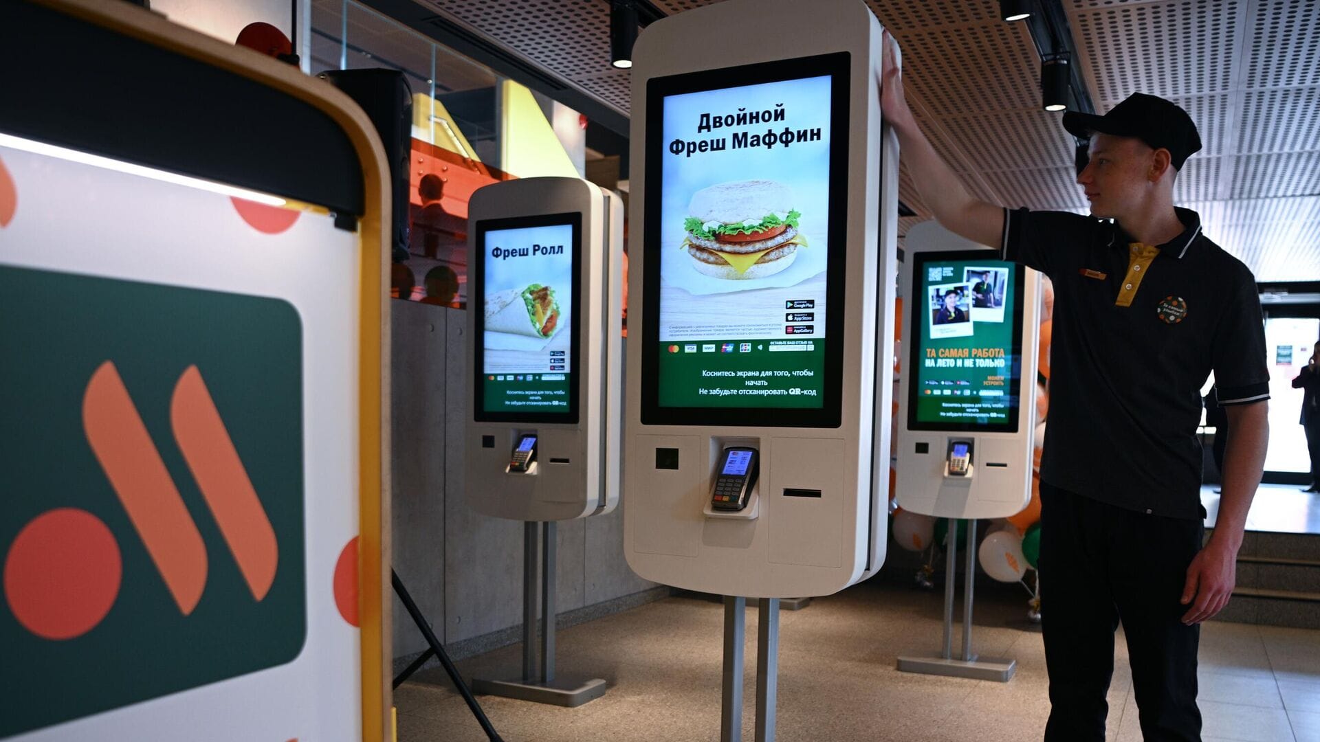 «Вкусно и точка» запретила посетителям фотографироваться и заряжать телефоны в ресторанах — «Подъём»