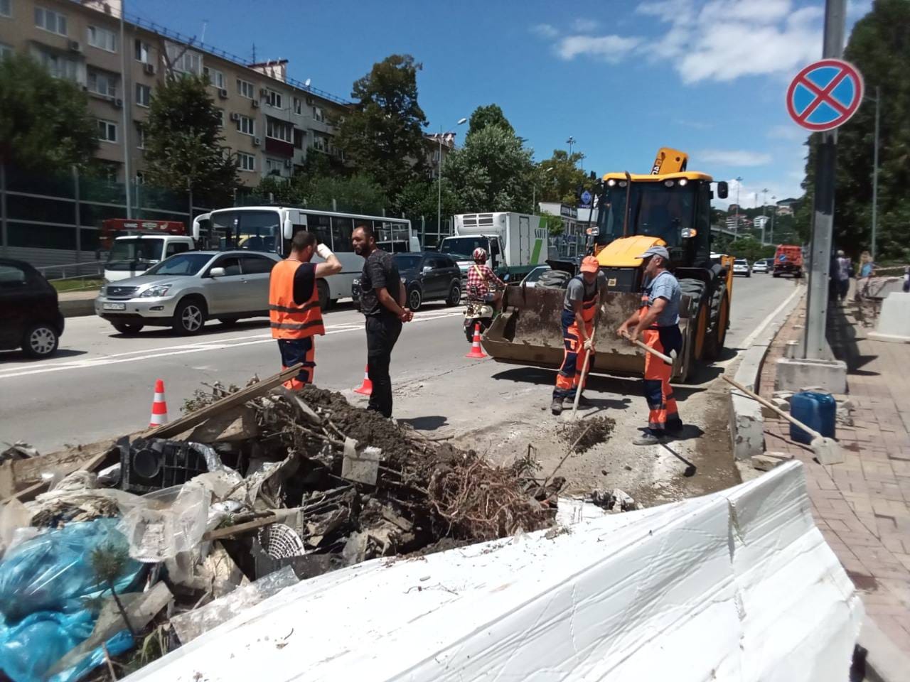 В Сочи объявили режим ЧС из-за непогоды. Одна женщина погибла, во всех районах есть разрушения. Видео