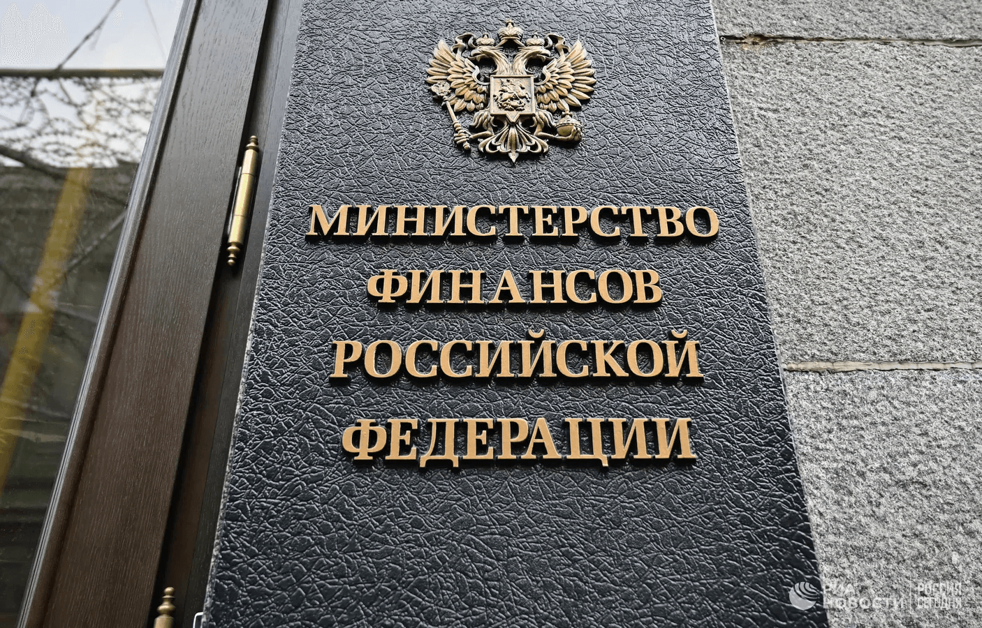 Минфин захотел собрать больше налогов с уехавших россиян