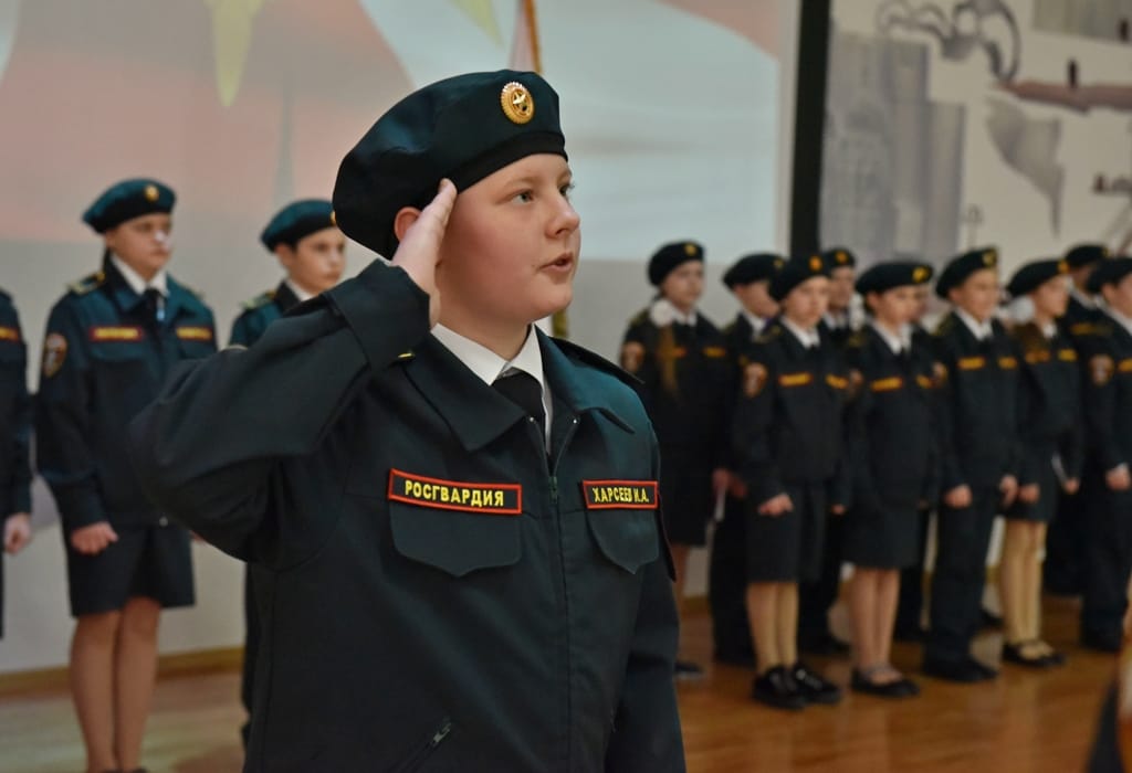 Игрушечные автозаки и мастер-классы по разгону митингов. Как Росгвардия вербует школьников