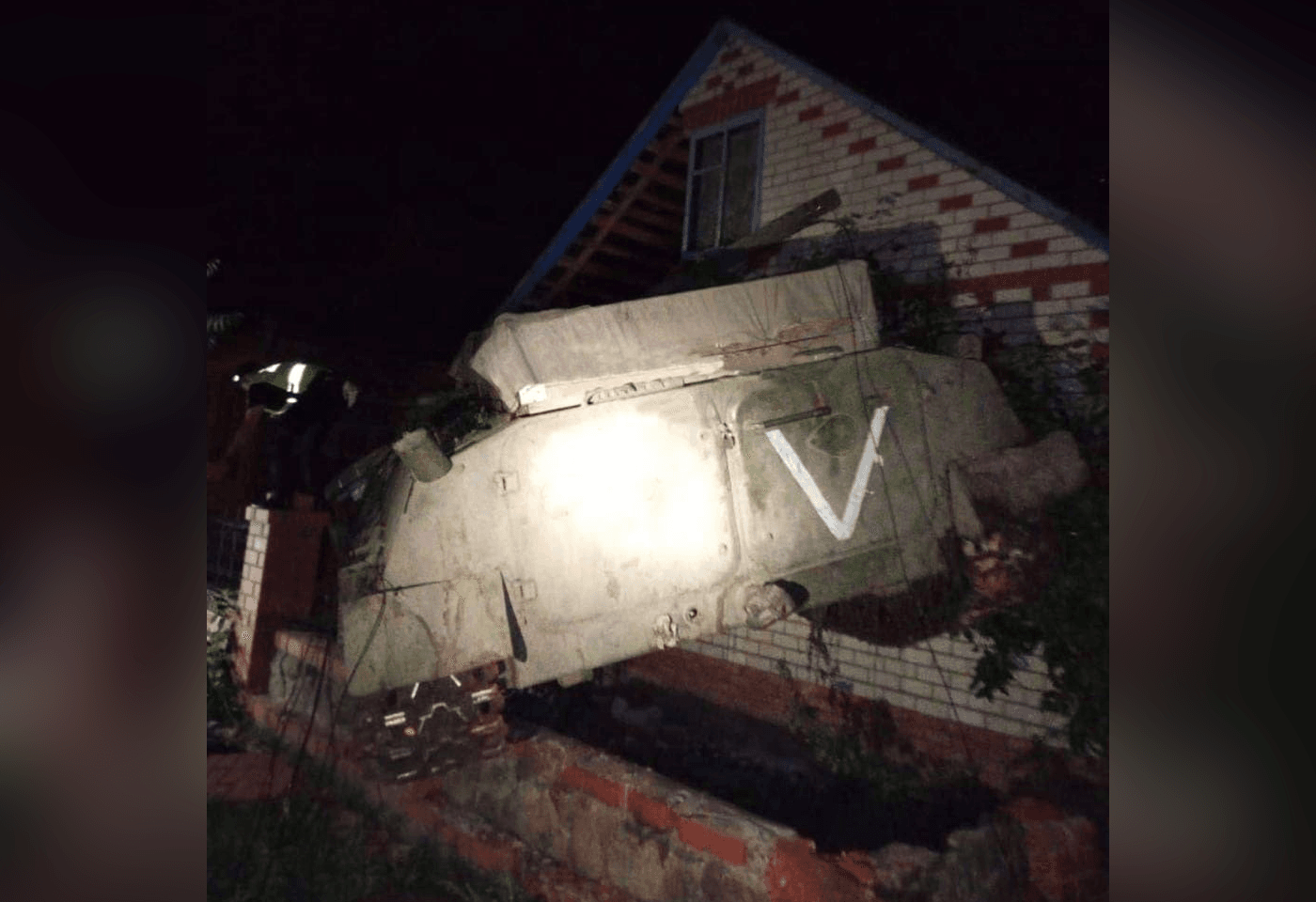 Под Белгородом бронетранспортер с буквой «V» протаранил частный дом