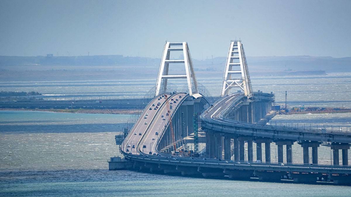 В Крыму после взрывов образовалась пробка на выезде через Крымский мост