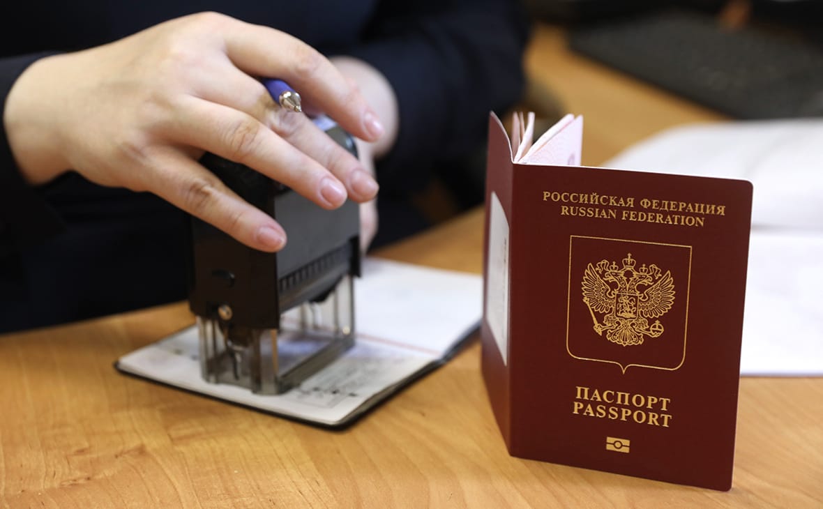 Россияне за полгода оформили 2,5 млн загранпаспортов, это максимум за последние три года