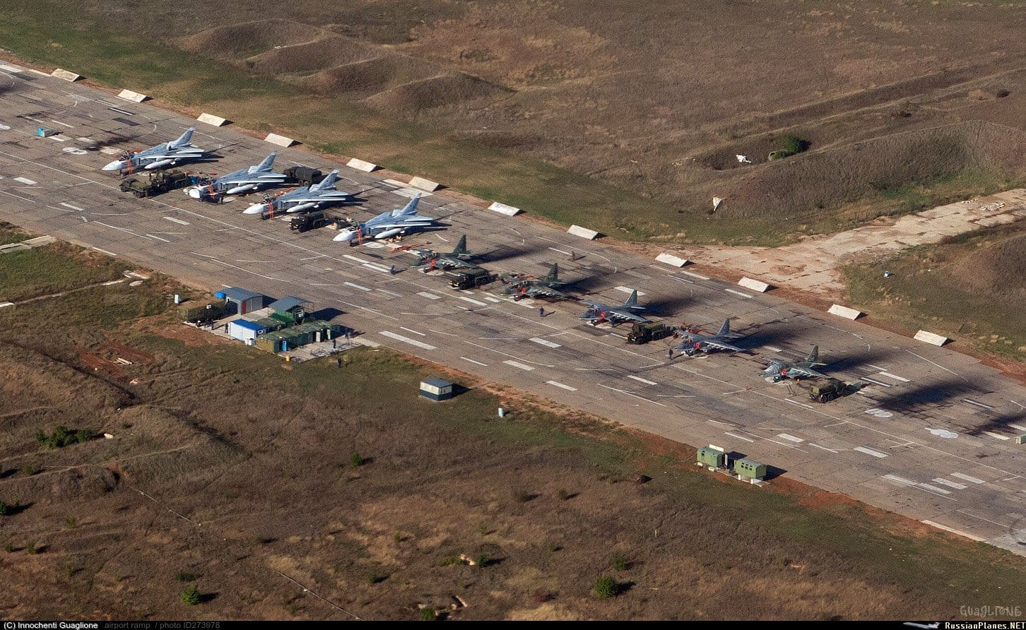 «Ъ»: На военной авиабазе в Крыму слышны взрывы и видны клубы черного дыма 