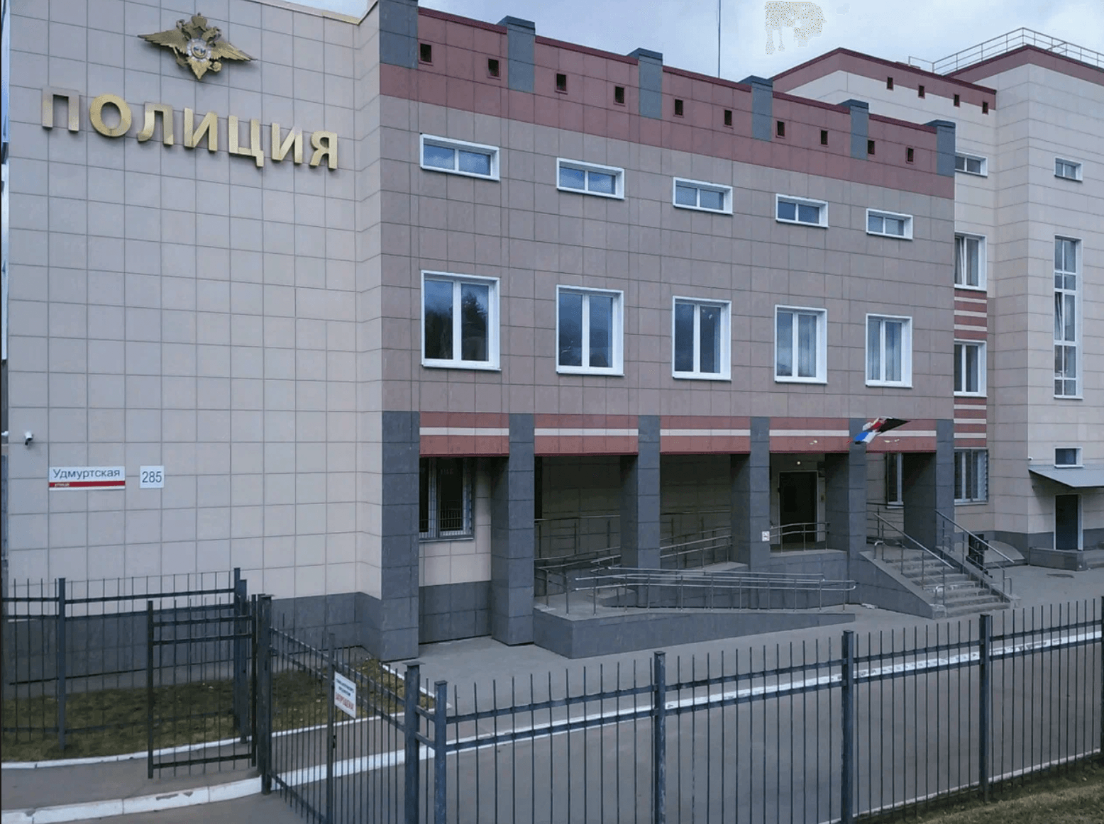 В Ижевске мужчина поджег отдел полиции. При задержании он ранил ножом двух полицейских, в ответ они применили табельное оружие