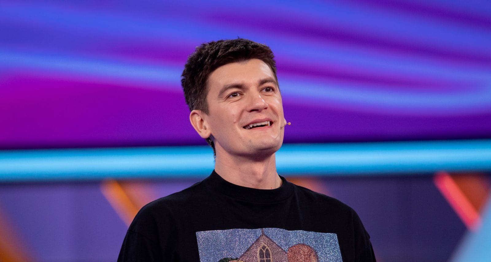 На ведущего Александра Гудкова написали донос за пародию на пропагандистский клип