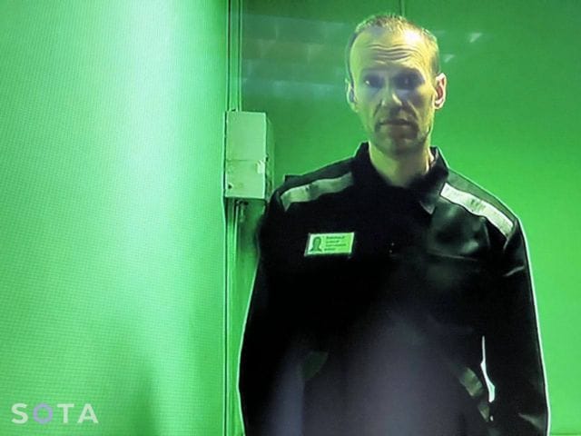 Навального лишили права не только смотреть на документы от адвоката, но и слушать, как тот их ему читает