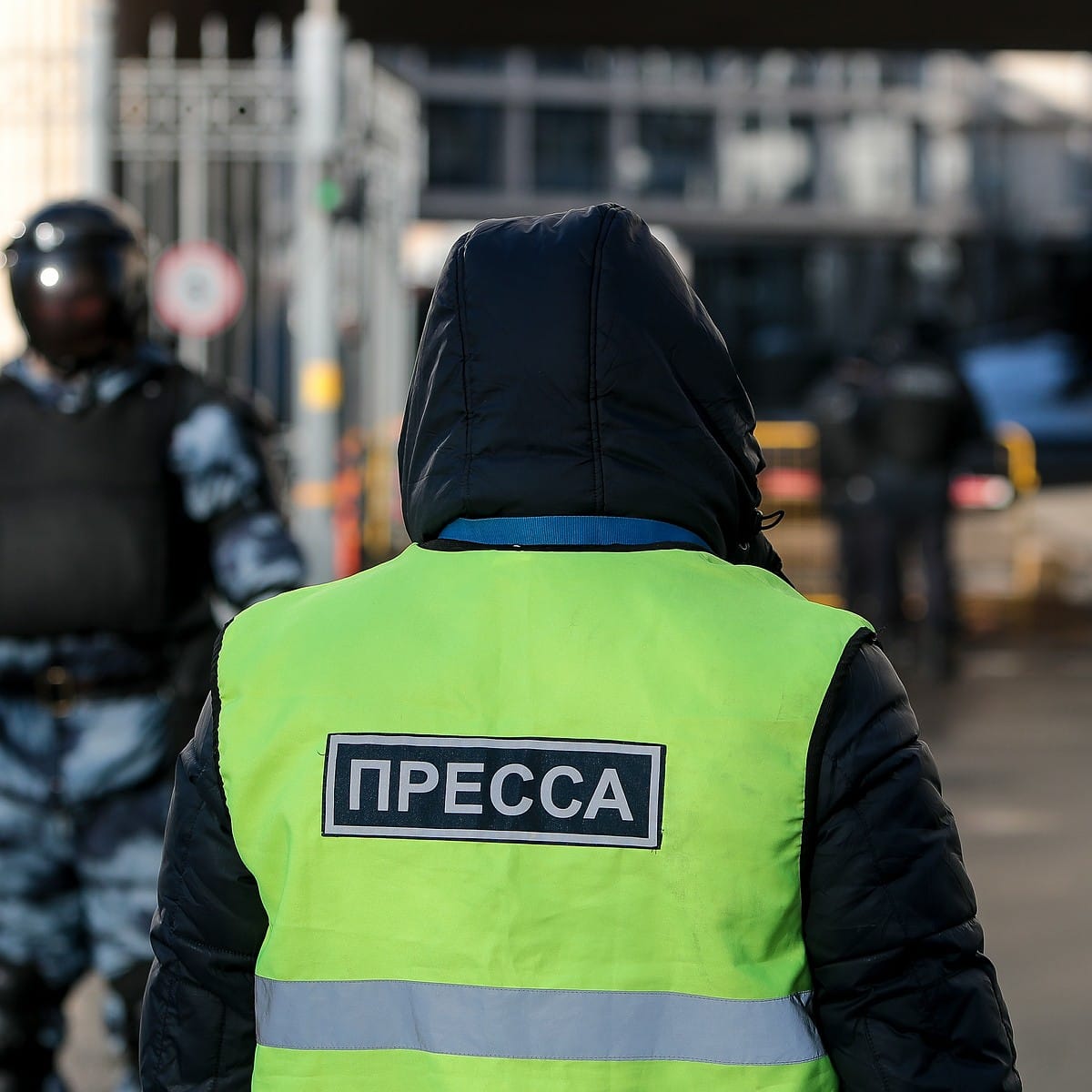 В Архангельске задержали журналиста, несмотря на редзадание и жилет прессы. Ему вручили повестку