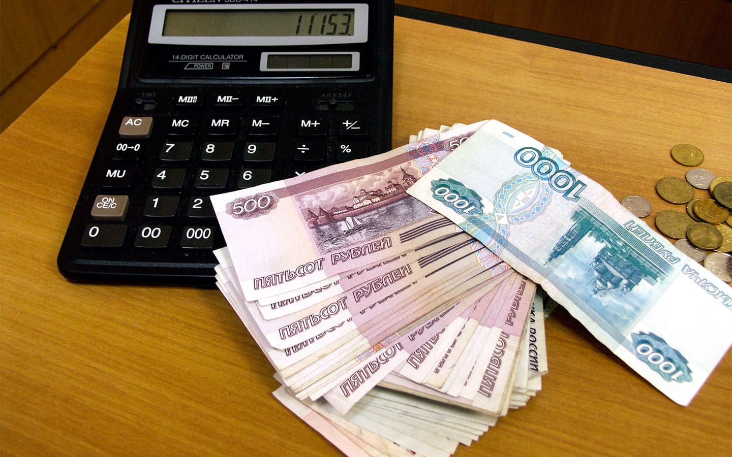 «Ведомости»: Правительство перенесло обвал рубля на 2023 год