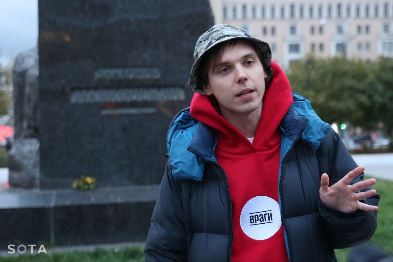 В Москве силовики избили участников поэтической акции против мобилизации. Одного из них изнасиловали гантелью — «Новая газета. Европа»