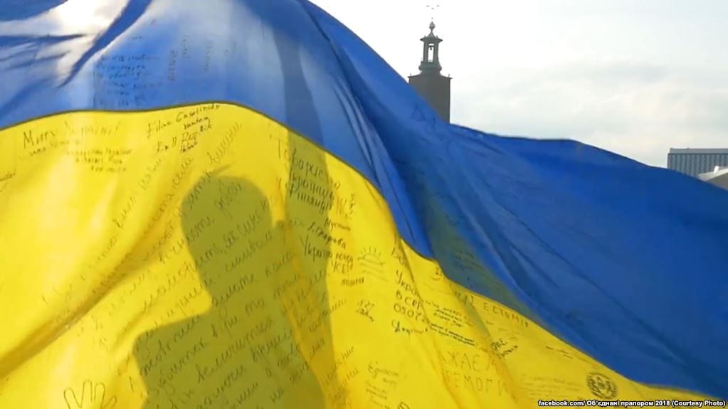 В Москве пятиклассницу забрали в отдел полиции из-за аватарки с желто-синими цветами. На нее донес директор