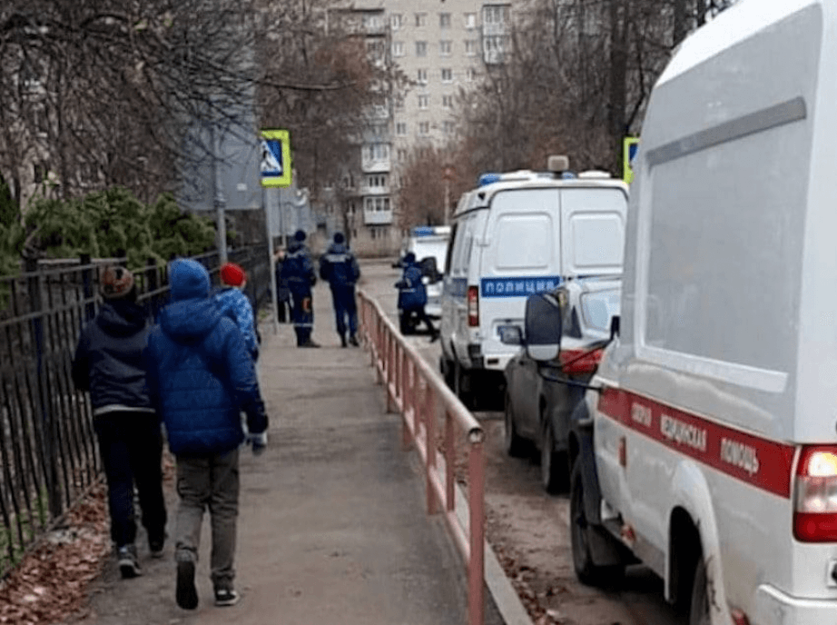 Мужчина напал на школу в Ярославской области. Он зарезал секретаря, ранил замдиректора и себя — Mash