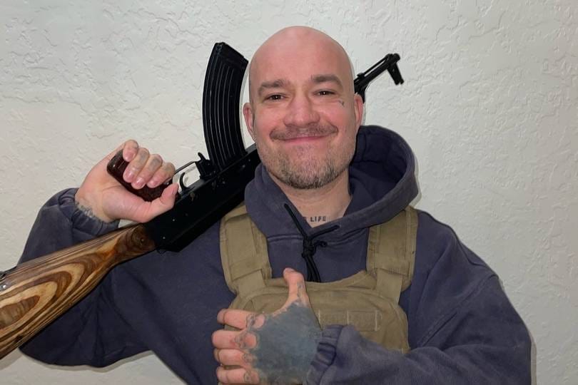 Поддерживающий войну в Украине рэпер Schokk попросил политубежища в РФ, пожаловавшись на преследование в Европе