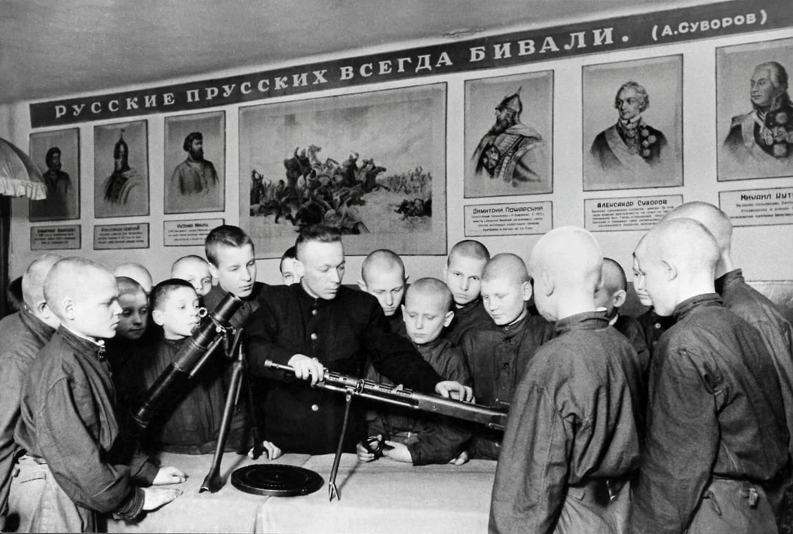 ТАСС: Минпросвещения разрабатывает курс военной подготовки для школ и колледжей