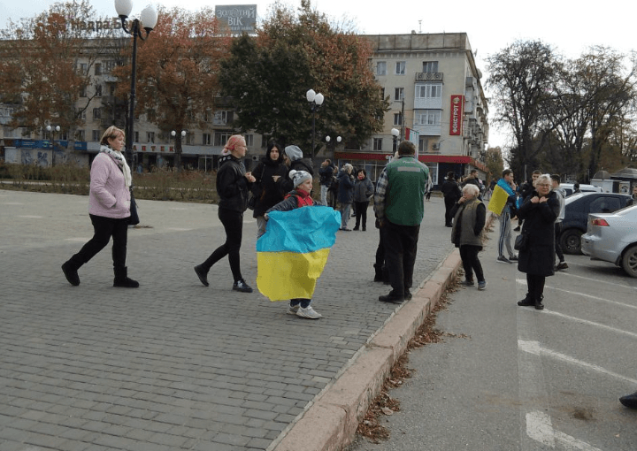 Украинские флаги, слезы и крики: «Херсон — это Украина». Херсонцы встретили ВСУ после оккупации города