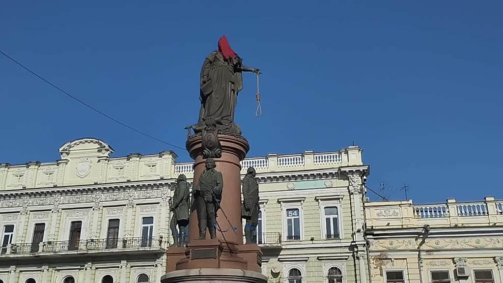 В Одессе одобрили демонтаж памятников Екатерине II и Суворову. Их уберут в музей