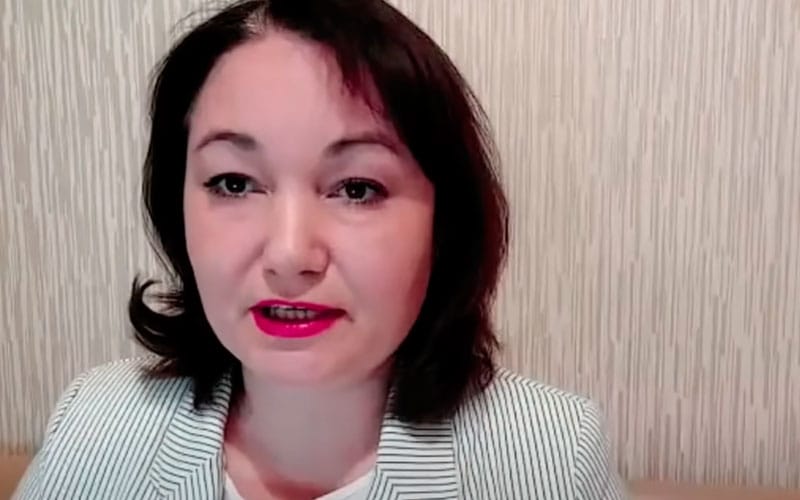 Главу «Совета матерей и жен мобилизованных» Ольгу Цуканову остановили сотрудники ДПС на предмет поиска наркотиков. Ее везут в отдел полиции