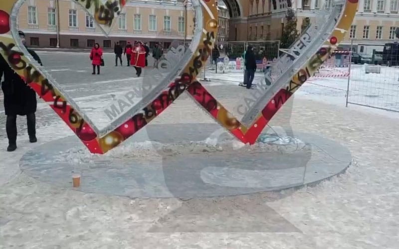 На сердце с надписью «Мариуполь» в Петербурге написали «Убийцы, вы разбомбили его. Иуды». Инсталляцию стали разбирать 