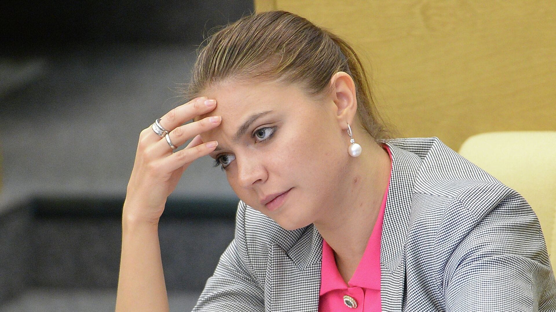 Годовой доход Кабаевой в НМГ упал до 155 млн рублей — «Можем объяснить»